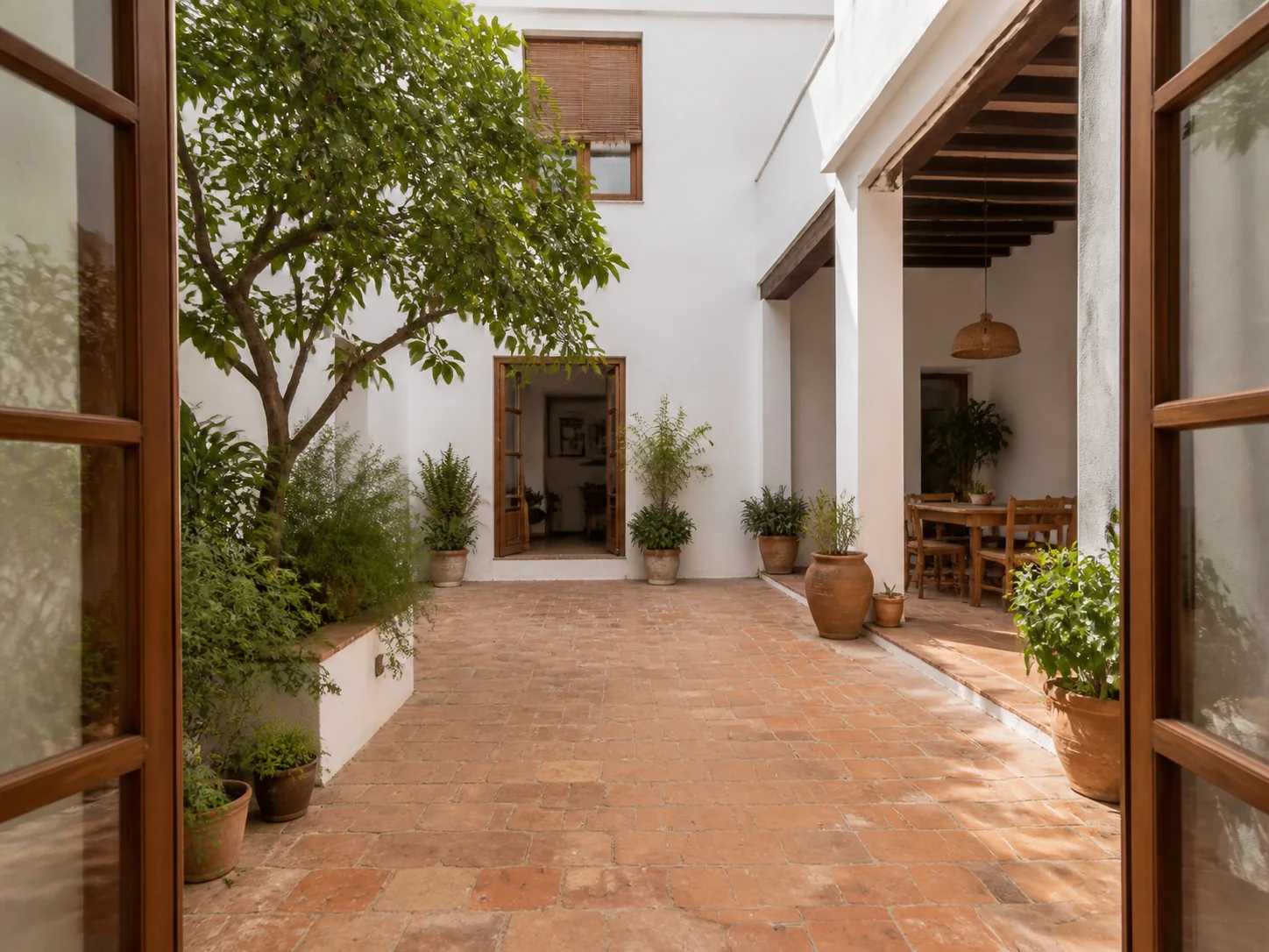 Patio andaluz ficticio con limonero y suelo de barro, imagen de demostración